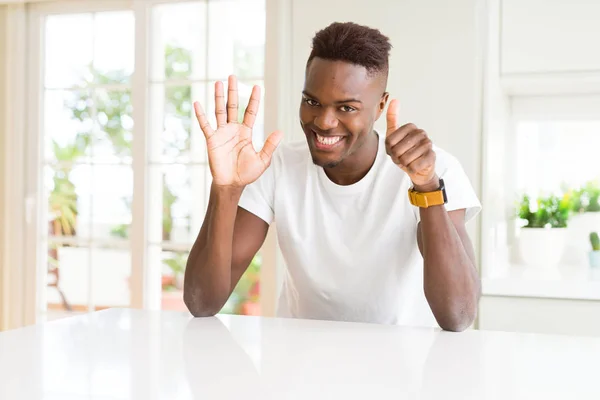 Bel Homme Afro Américain Sur Table Blanche Maison Montrant Pointant — Photo