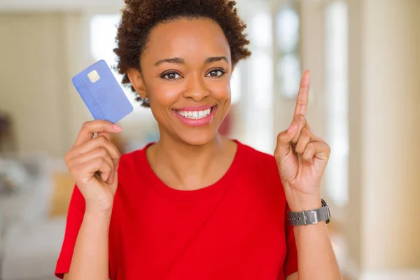 Junge Afrikanisch Amerikanische Frau Mit Kreditkarte Überrascht Mit Einer Idee — Stockfoto