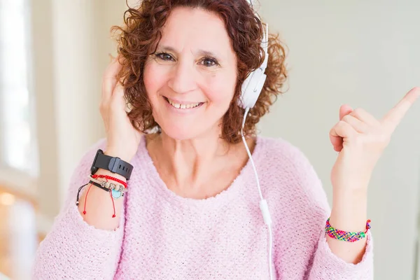 Seniorin Mit Kopfhörer Hört Musik Sehr Glücklich Zeigt Mit Hand — Stockfoto