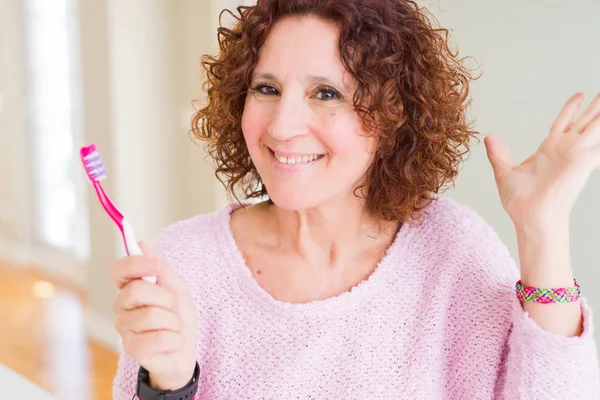 Senior Woman Holding Pink Toothbrush Dental Clinic Very Happy Excited — 图库照片