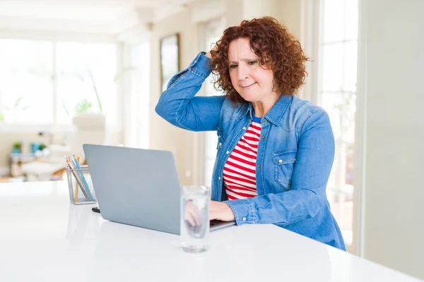 Femme Âgée Travaillant Aide Ordinateur Portable Stressé Avec Main Sur — Photo