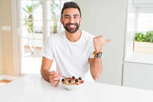 Όμορφος Ισπανόφωνος Άνθρωπος Τρώει Υγιεινό Πρωινό Πρωί Στο Σπίτι Τοποθετώντας — Φωτογραφία Αρχείου