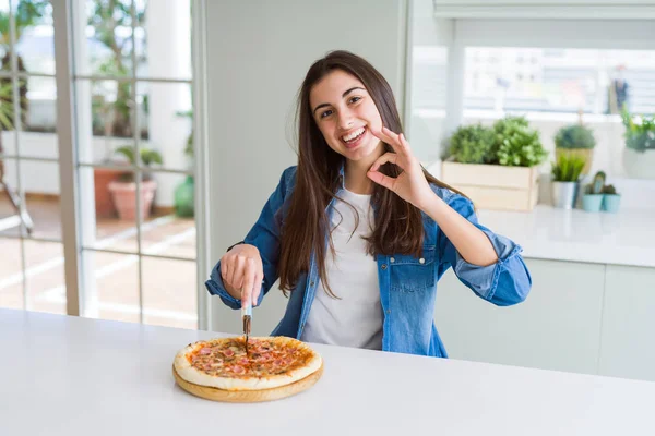 Hermosa Joven Mujer Cortando Una Rebanada Pizza Sabrosa Usando Cortador —  Fotos de Stock
