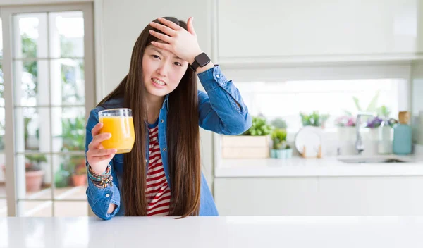 Bella Donna Asiatica Che Beve Bicchiere Succo Arancia Fresco Stressato — Foto Stock