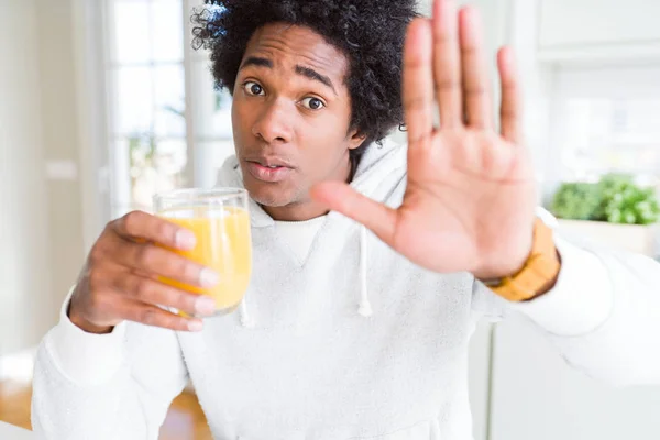 Američan Afričana Muž Drží Pití Sklenice Pomerančové Šťávy Otevřenou Rukou — Stock fotografie