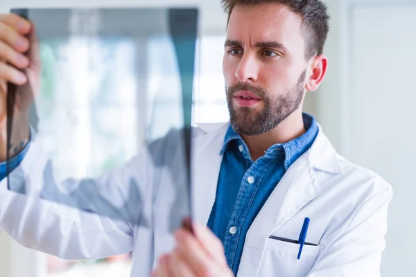 Doctor hombre mirando radiografía de rayos X haciendo examen corporal —  Fotos de Stock