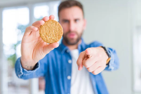 Beau Homme Mangeant Biscuit Sain Grains Entiers Pointant Doigt Vers — Photo