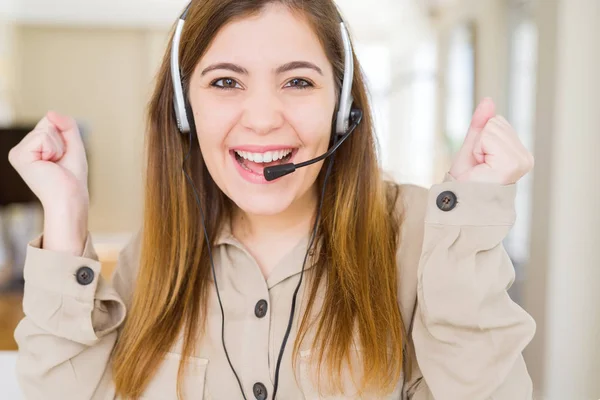 Belle Jeune Opératrice Portant Casque Bureau Excitée Pour Succès Avec — Photo