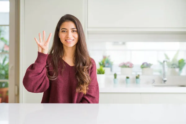 Молода Красива Жінка Вдома Показує Вказує Пальцями Номер Чотири Посміхаючись — стокове фото