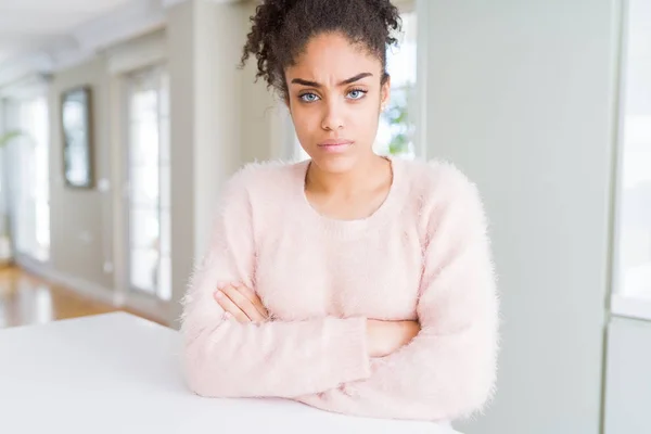 Hermosa Joven Afroamericana Con Cabello Afro Escéptico Nervioso Expresión Desaprobadora — Foto de Stock