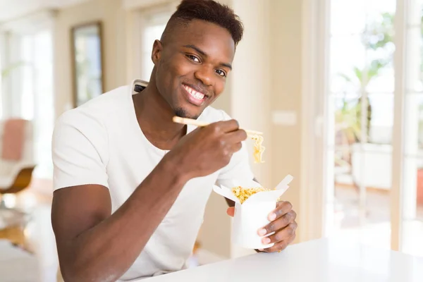 Bonito Homem Africano Comer Macarrão Asiático Uma Caixa Entrega Sorrindo — Fotografia de Stock