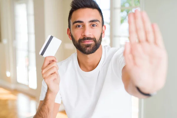 Όμορφος Άνδρας Ισπανόφωνος Κρατώντας Πιστωτική Κάρτα Ανοιχτό Χέρι Κάνει Στοπ — Φωτογραφία Αρχείου