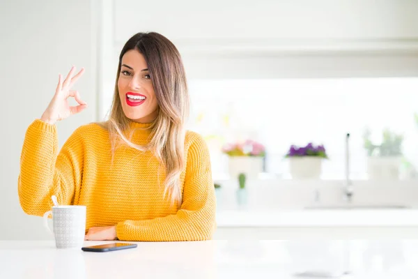 Jovem Mulher Bonita Beber Uma Xícara Café Casa Sorrindo Positivo — Fotografia de Stock