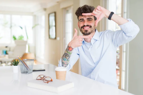 Молодий Бізнесмен Працює Посміхаючись Роблячи Рамку Руками Пальцями Щасливим Обличчям — стокове фото