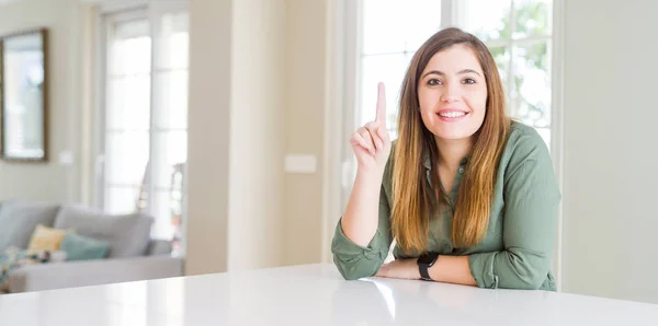 Hermosa Joven Casa Mostrando Señalando Hacia Arriba Con Dedo Número — Foto de Stock