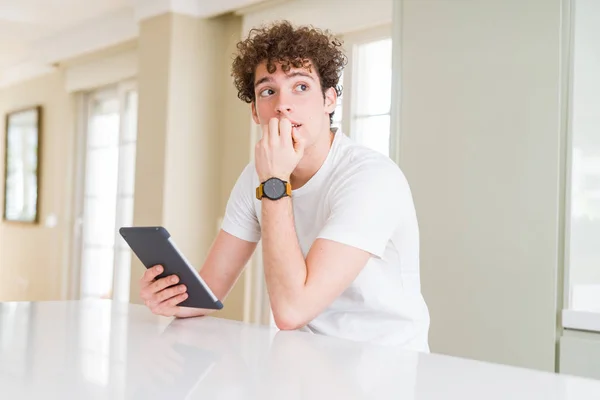 Νεαρός Άνδρας Χρήση Touchpad Δισκίο Σοβαρό Πρόσωπο Σκεφτόμαστε Ερώτηση Πολύ — Φωτογραφία Αρχείου