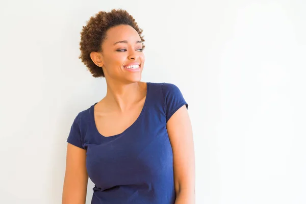 Jonge Mooie Afrikaanse Amerikaanse Vrouw Witte Achtergrond Zoek Weg Aan — Stockfoto