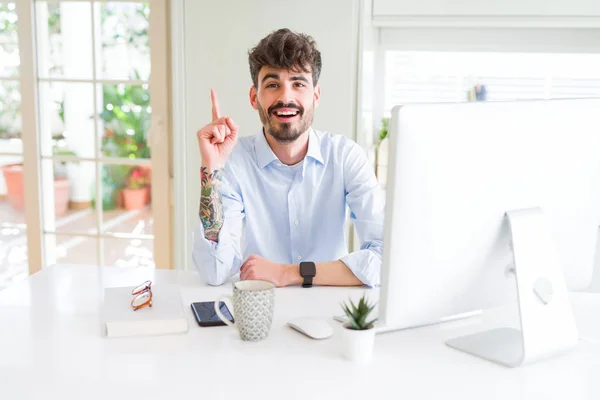 Joven Hombre Negocios Que Trabaja Usando Computadora Apuntando Con Dedo — Foto de Stock