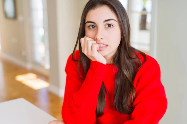 Die Schöne Junge Frau Lässigem Roten Pullover Sieht Gestresst Und — Stockfoto