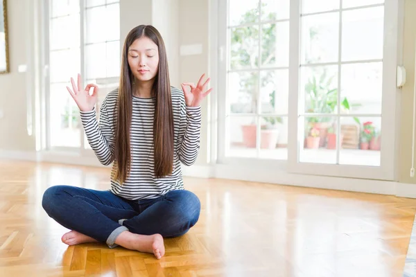 Hermosa Mujer Asiática Sentada Descalza Suelo Casa Relajarse Sonreír Con — Foto de Stock