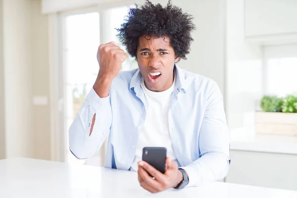 Afroamerické Muže Pomocí Smartphone Naštvaný Frustrovaný Křik Hněvu Šílený Křičel — Stock fotografie