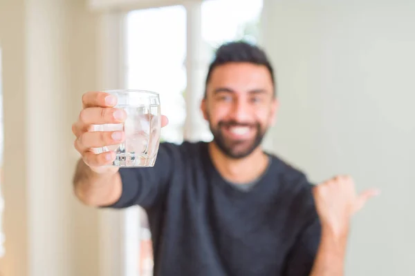 Hombre Hispano Guapo Bebiendo Vaso Agua Fresca Señalando Mostrando Con — Foto de Stock