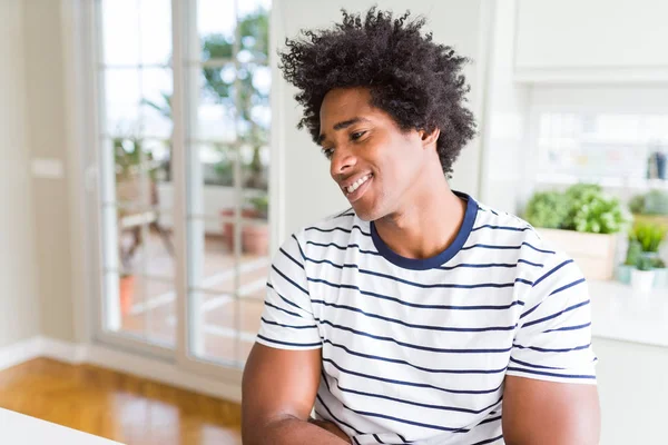 Homme Afro Américain Portant Des Rayures Shirt Regardant Côté Avec — Photo