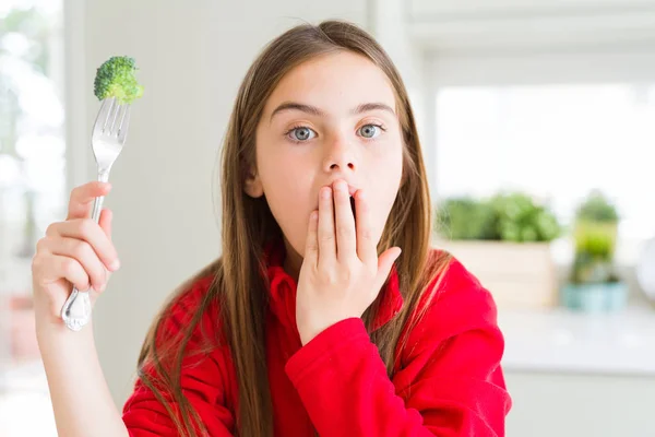 Menina Bonita Comendo Brócolos Frescos Cobrir Boca Com Mão Chocada — Fotografia de Stock