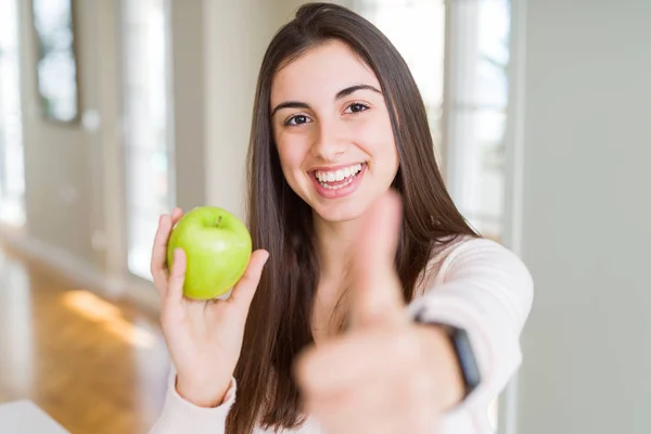 Hermosa Mujer Joven Comiendo Fruta Manzana Verde Saludable Feliz Con —  Fotos de Stock