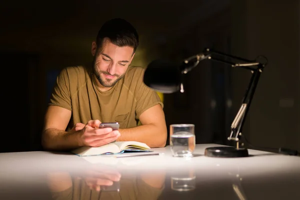 Joven Hombre Guapo Estudiando Casa Usando Teléfono Inteligente Mirando Teléfono — Foto de Stock