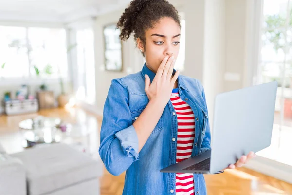 年轻的非洲裔美国女孩站在工作使用笔记本电脑覆盖嘴与手震惊的错误 表达恐惧 害怕在沉默中 秘密的概念 — 图库照片