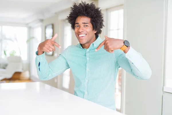 Homme Affaires Afro Américain Portant Une Chemise Élégante Avec Sourire — Photo