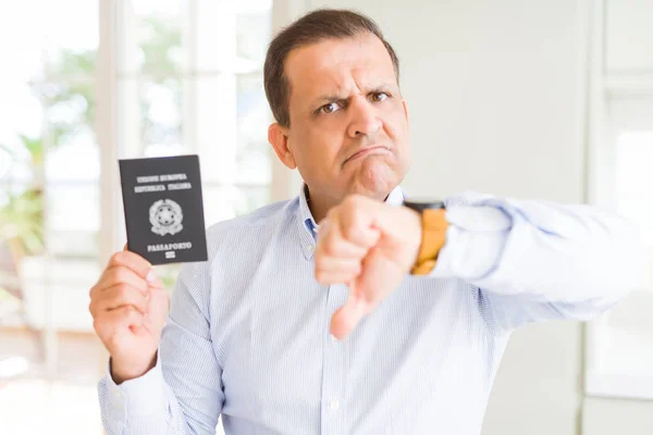 Hombre Mediana Edad Sosteniendo Pasaporte Italia Con Cara Enojada Signo — Foto de Stock