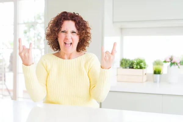 Vackra Senior Kvinna Som Bär Gula Tröja Skrika Med Galna — Stockfoto