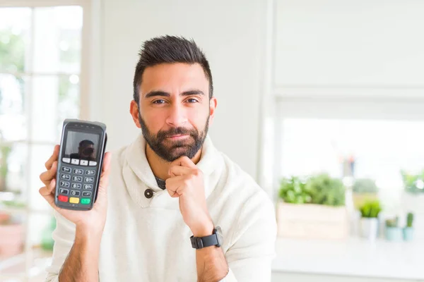 Stilig Spansktalande Man Hålla Punkt Försäljning Terminal Dataphone Allvarligt Ansikte — Stockfoto