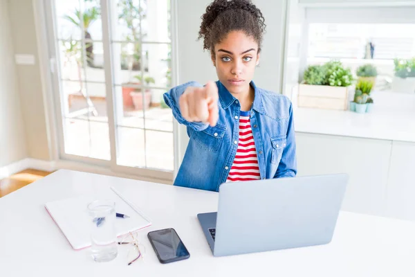 Ung Amerikansk Student Kvinna Använder Dator Laptop Pekar Med Fingret — Stockfoto