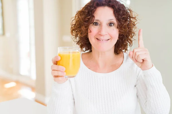 Femme Âgée Qui Goutte Verre Jus Orange Frais Surpris Par — Photo