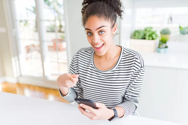 Unga Afroamerikanska Kvinnan Använder Smartphone Sms Ett Meddelande Mycket Glad — Stockfoto