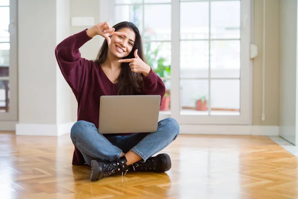 Mujer Joven Usando Ordenador Portátil Sentado Suelo Sonriendo Haciendo Marco —  Fotos de Stock