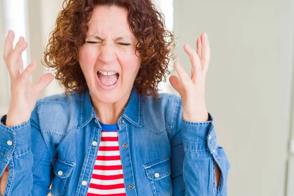 Mooie Senior Vrouw Vieren Gekke Gekke Voor Succes Met Armen — Stockfoto