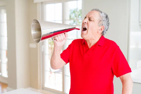 Senior Mannen Shouthing Glada Genom Vintage Metall Megafon — Stockfoto