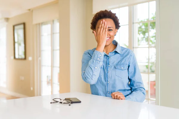 Joven Mujer Afroamericana Hermosa Que Cubre Ojo Con Mano Con — Foto de Stock