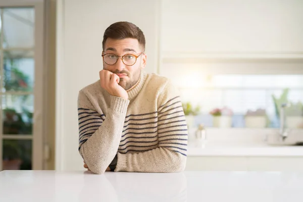 Joven Hombre Guapo Con Gafas Casa Pensando Que Cansado Aburrido —  Fotos de Stock