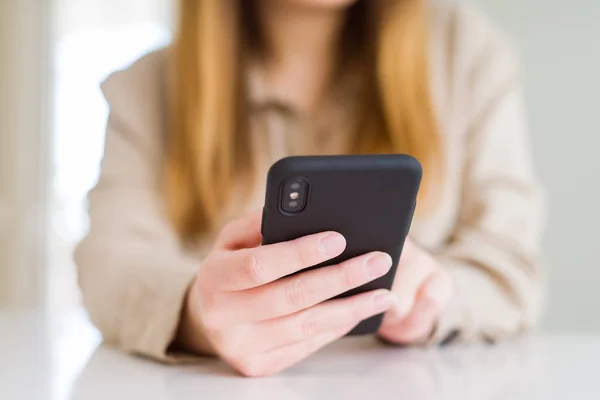 Close-up van vrouw met smartphone — Stockfoto