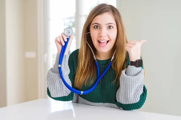 Schöne Junge Frau Überprüft Gesundheit Mit Stethoskop Zeigt Und Zeigt — Stockfoto