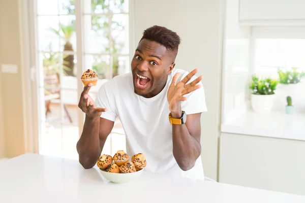 Homme Afro Américain Mangeant Des Chips Chocolat Muffin Très Heureux — Photo