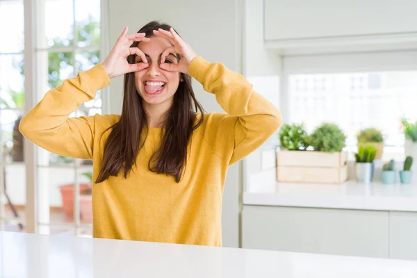 Bella Giovane Donna Che Indossa Maglione Giallo Facendo Gesto Come — Foto Stock