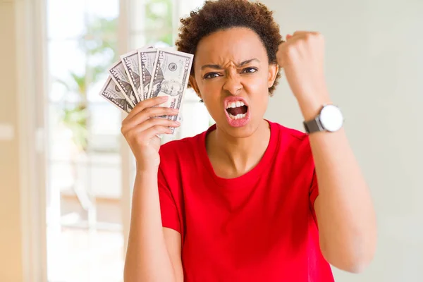 Jovem Afro Americana Segurando Notas Bancárias Cinquenta Dólares Irritada Frustrada — Fotografia de Stock