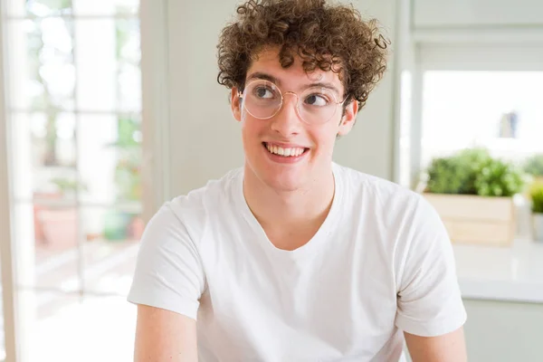 Jovem Homem Bonito Vestindo Óculos Sorrindo Olhando Lado Olhando Para — Fotografia de Stock