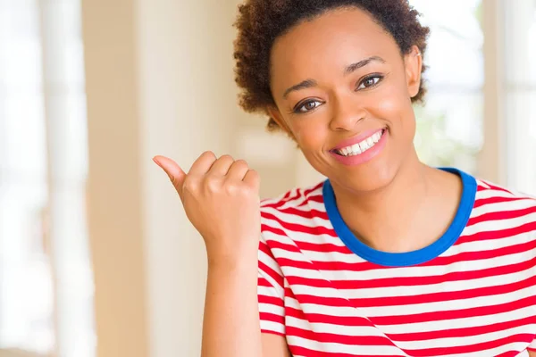 Jovem Mulher Americana Africana Bonita Casa Sorrindo Com Rosto Feliz — Fotografia de Stock